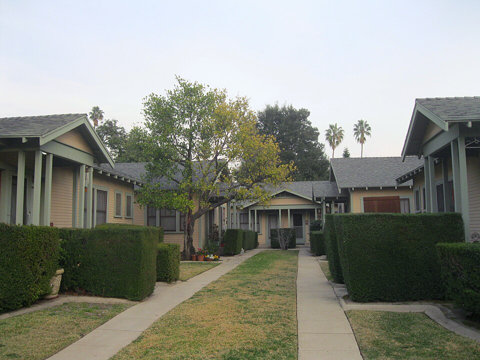 Photograph of Court at 638-650 North Mar Vista Avenue