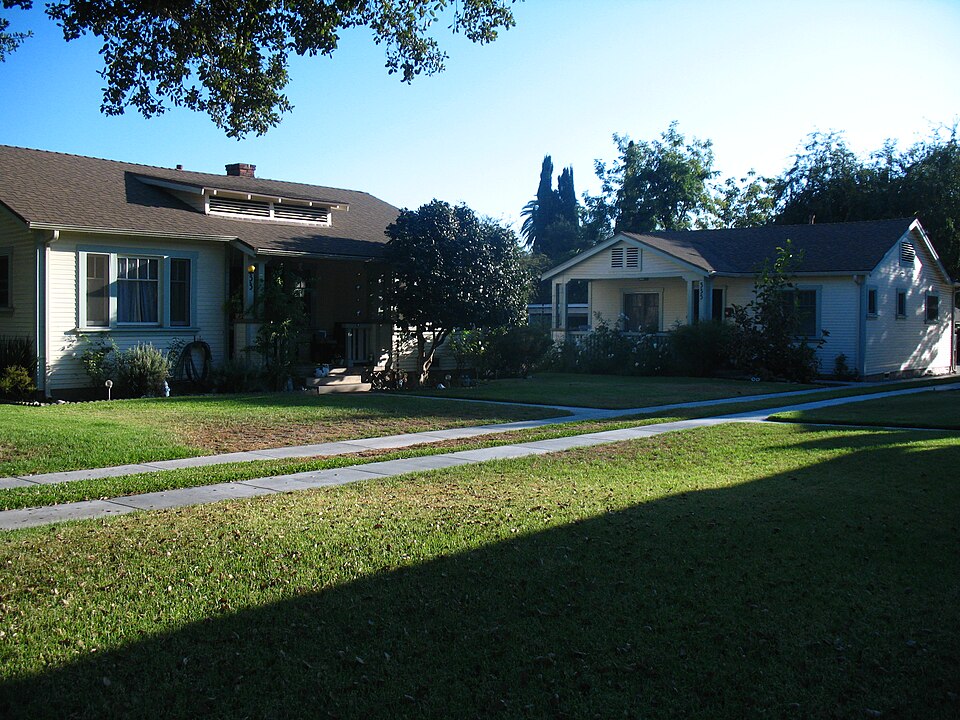 Photograph of Court at 533-549 North Lincoln Avenue