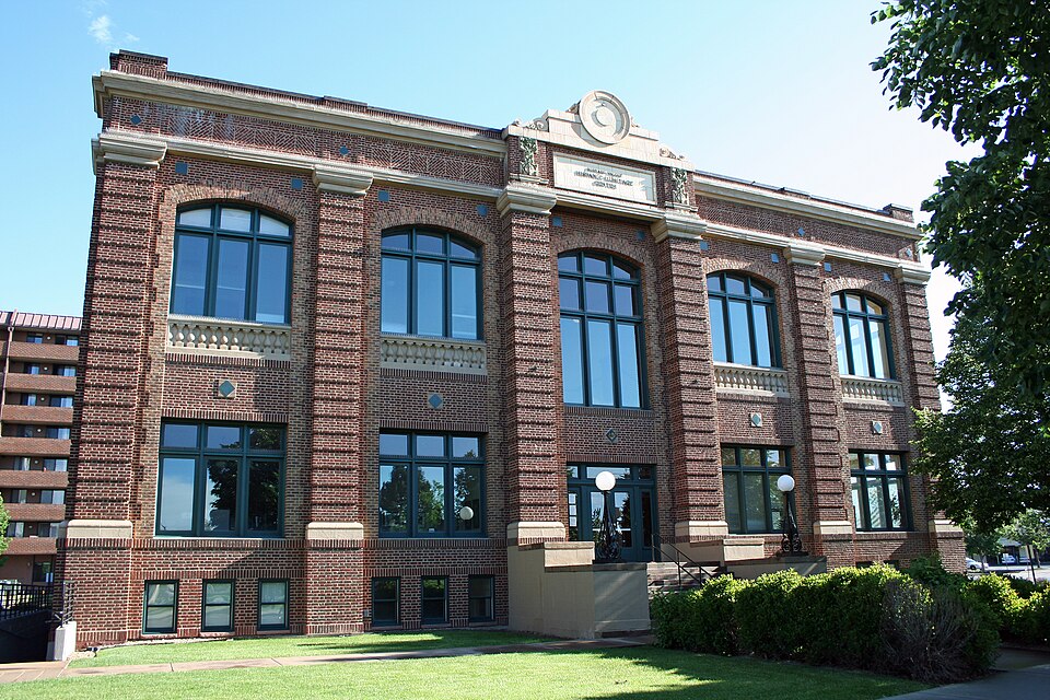 Photograph of West Side Court Building