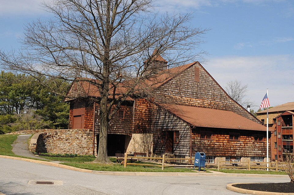 Photograph of R. Walker Barn
