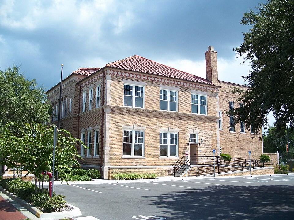 Photograph of Lake Wales City Hall