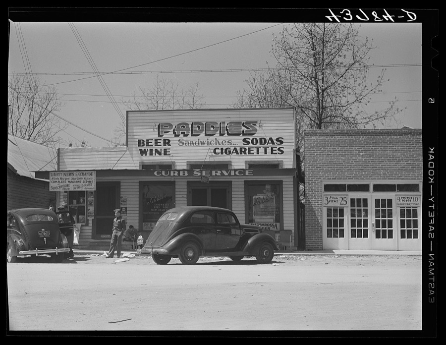 Popular beer joint frequented by soldiers from Camp Stewart. Hinesville, Georgia