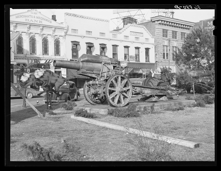 Santa Claus and cannons in square in center of town. Columbus, Georgia