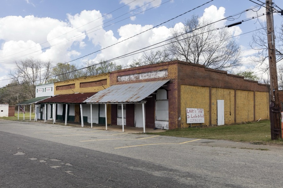 In-town structures (the place is too small to have a "downtown") in tiny Smithville, Georgia