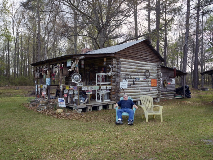 Just for fun, owner Billy Perry decorated his cabins in Bartow, an old cotton-mill town in the U.S. state of Georgia, with advertising signs, election posters, licence plates and more and called the place the "Circle Ranch"