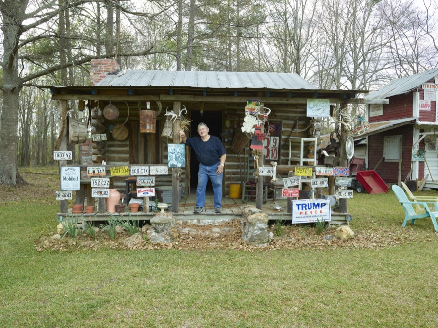 Just for fun, owner Billy Perry decorated his cabins in Bartow, an old cotton-mill town in the U.S. state of Georgia, with advertising signs, election posters, licence plates and more and called the place the "Circle Ranch"