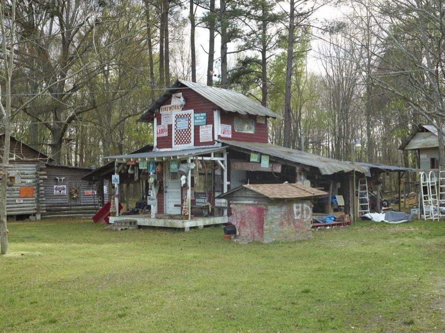 Just for fun, owner Billy Perry decorated his cabins in Bartow, an old cotton-mill town in the U.S. state of Georgia, with advertising signs, election posters, licence plates and more and called the place the "Circle Ranch"