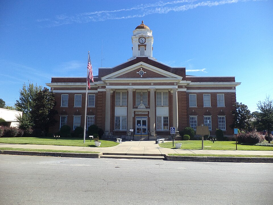 Photograph of Lee County Courthouse