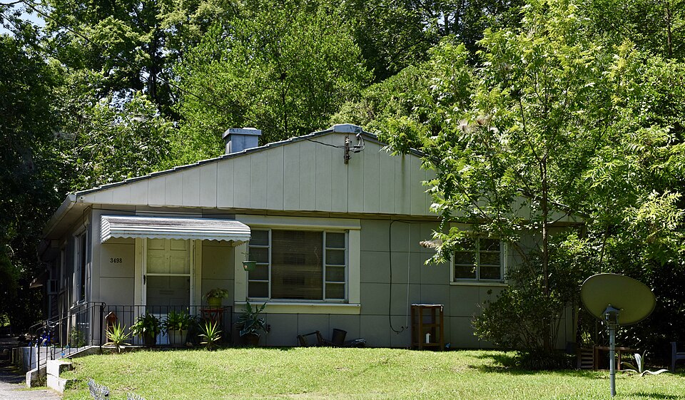 Photograph of Lustron House at 3498 McKenzie Drive