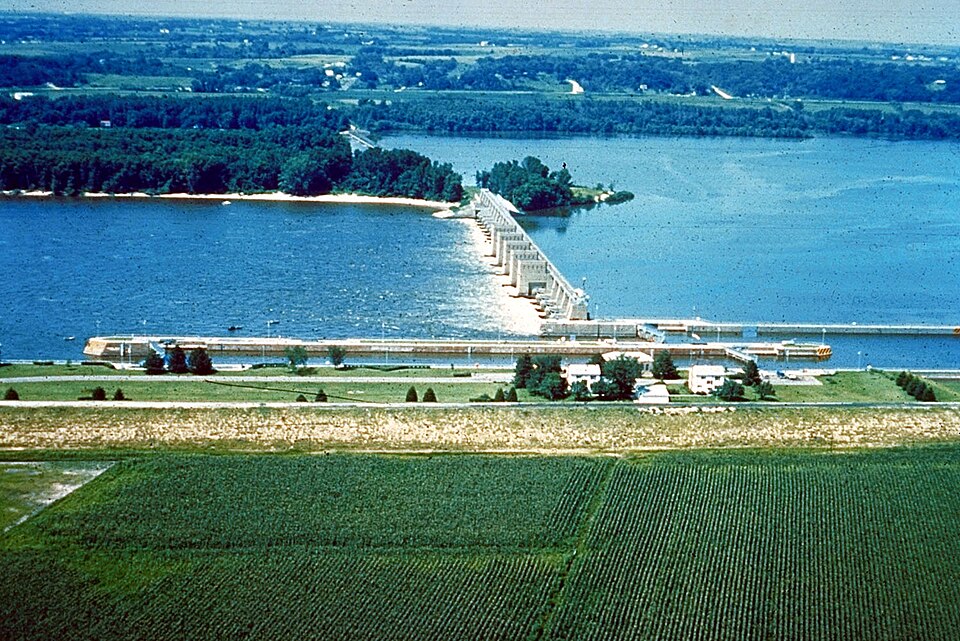 Photograph of Lock and Dam No. 16