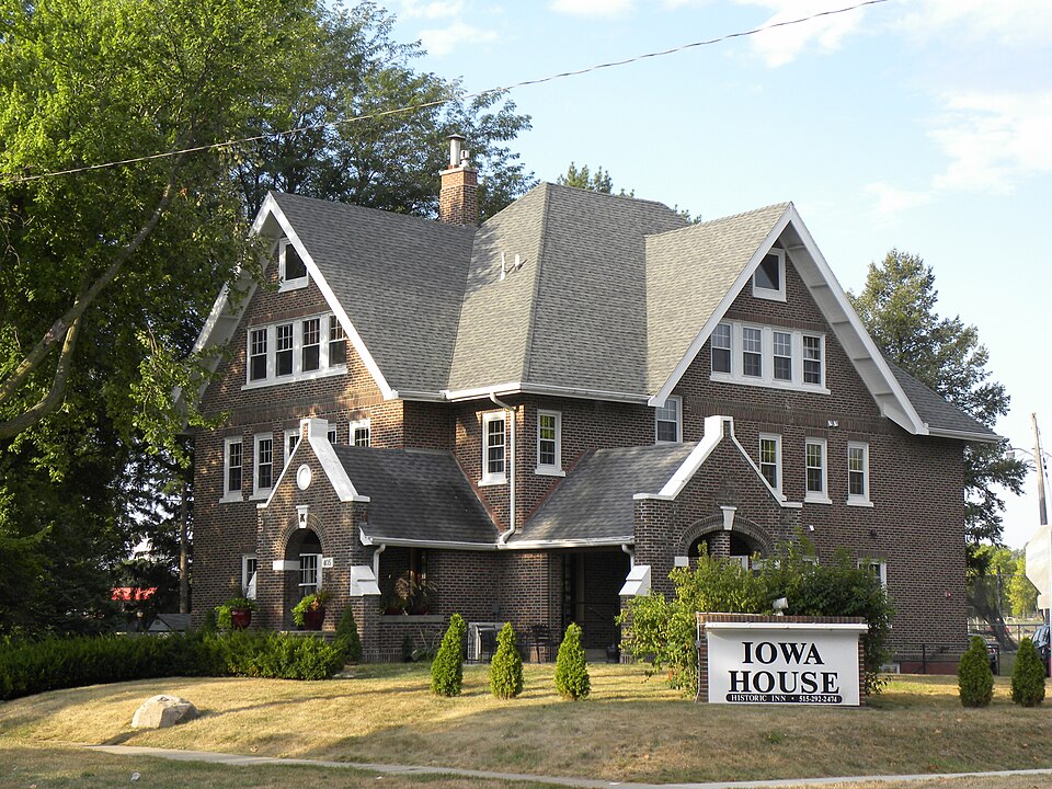 Photograph of Sigma Sigma-Delta Chi Fraternity House