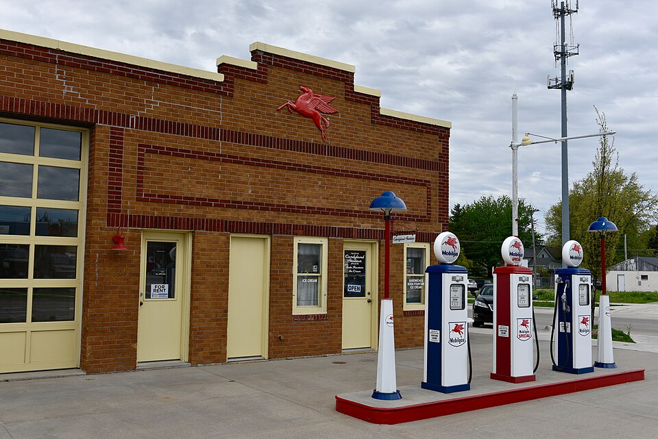 Photograph of Pioneer Oil Company Filling Station