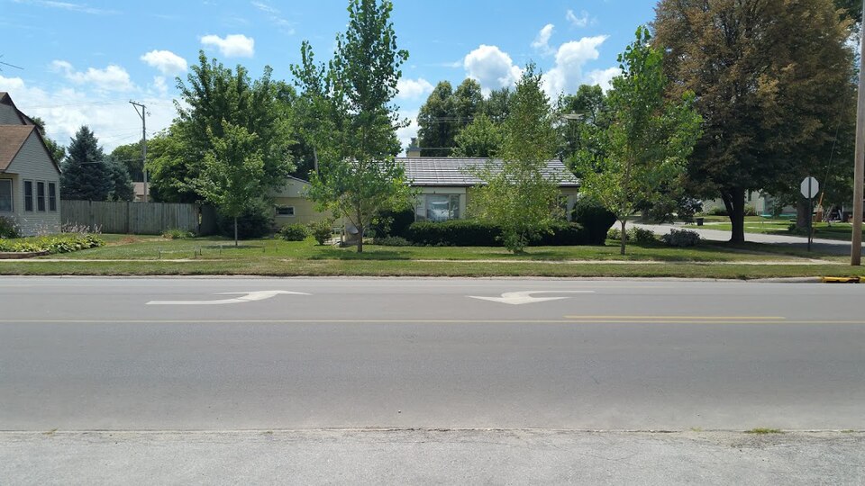 Photograph of Glenn and Nell Kurtz Lustron Home and Garage