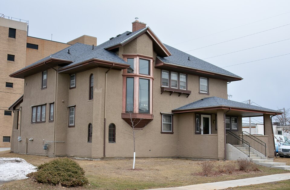 Photograph of Glenn M. and Edith Averill House
