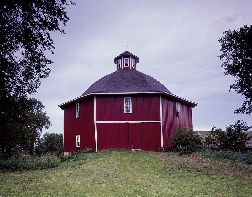 Photograph of Secrest Octagon Barn
