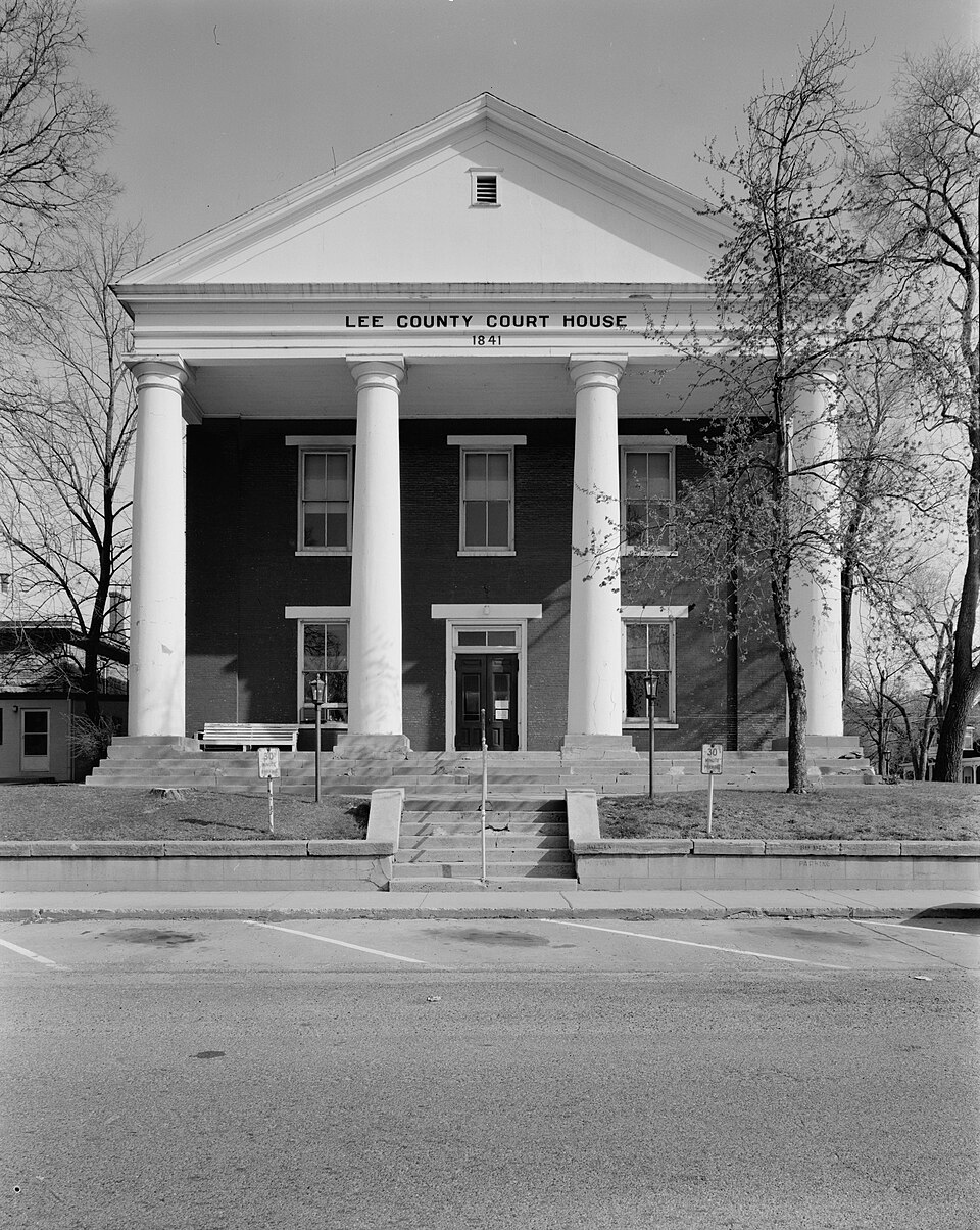 Photograph of Lee County Courthouse
