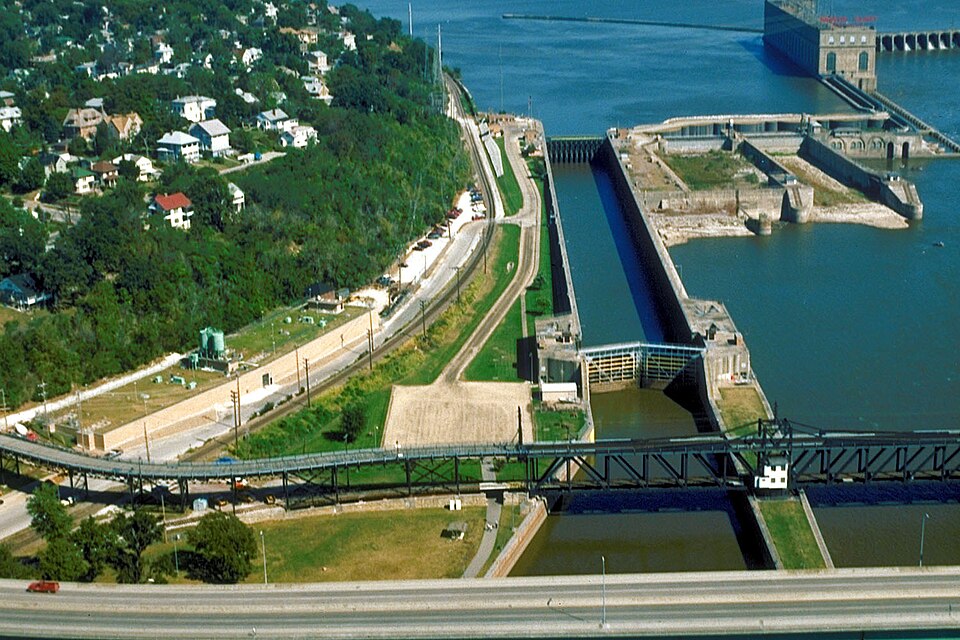Photograph of Lock and Dam No. 19