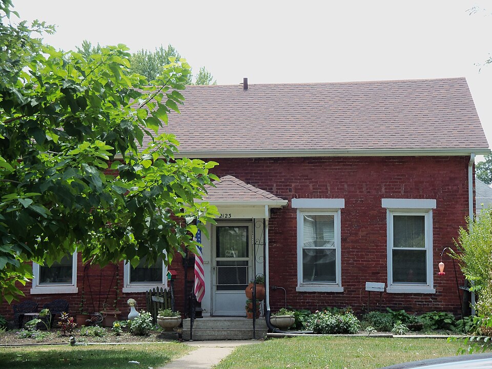 Photograph of House at 2123 W. Second Street