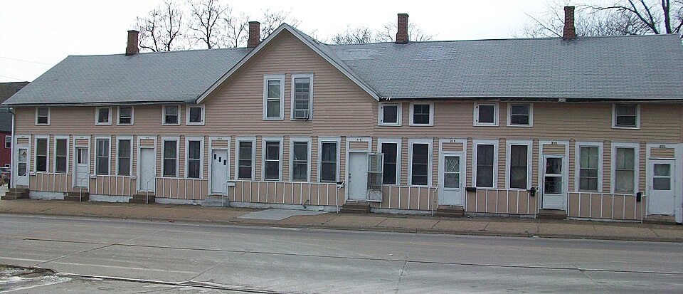 Photograph of House at 318-332 Marquette Street