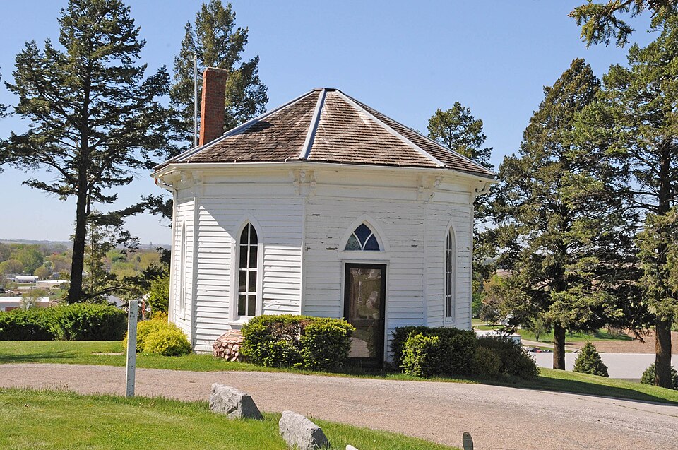 Photograph of Graceland Cemetery Chapel