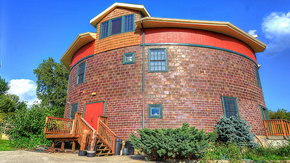 Photograph of Round Barn, Dubuque Township