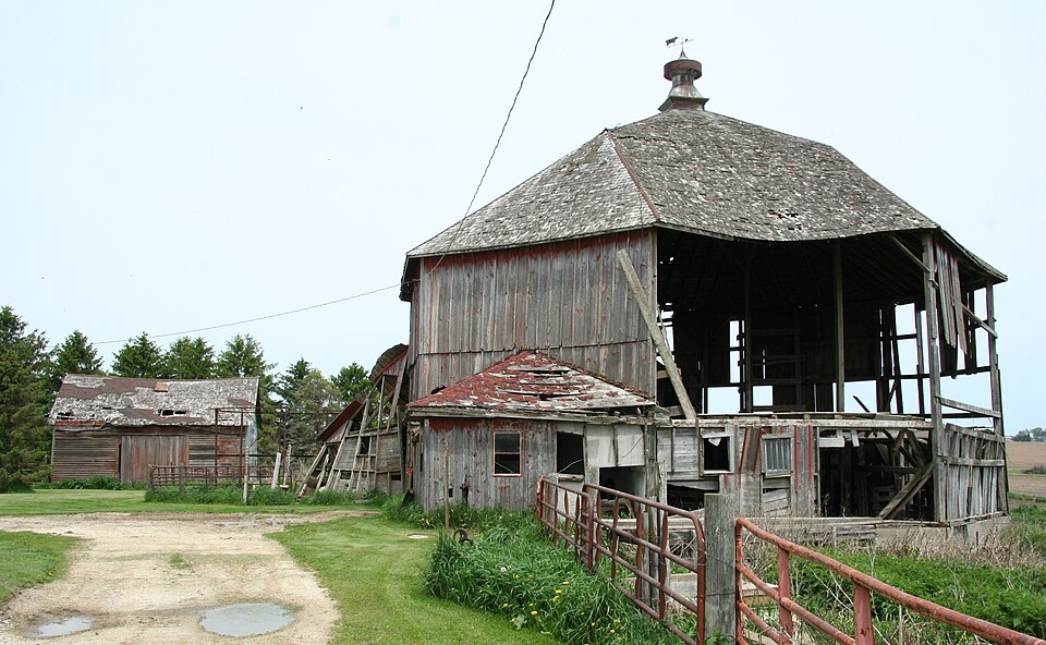 Photograph of Kinney Octagon Barn