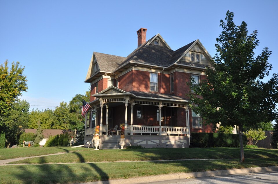 Photograph of Gen. Cass and Belle Smith House