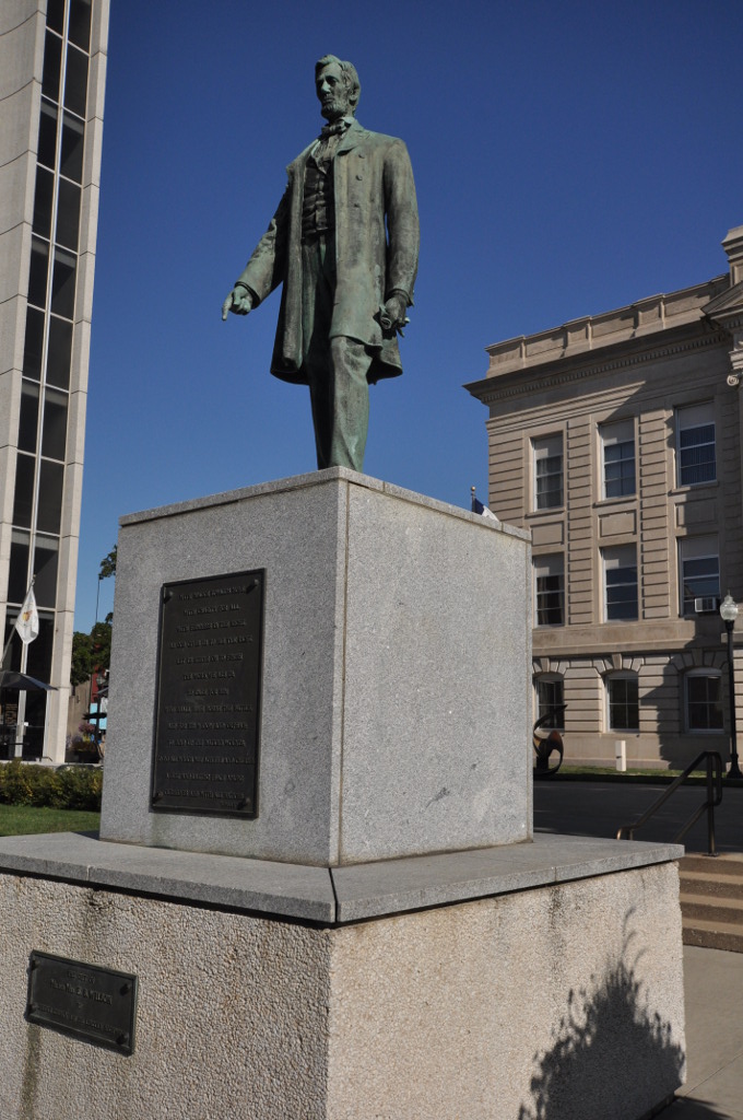 Photograph of Statue of Abraham Lincoln