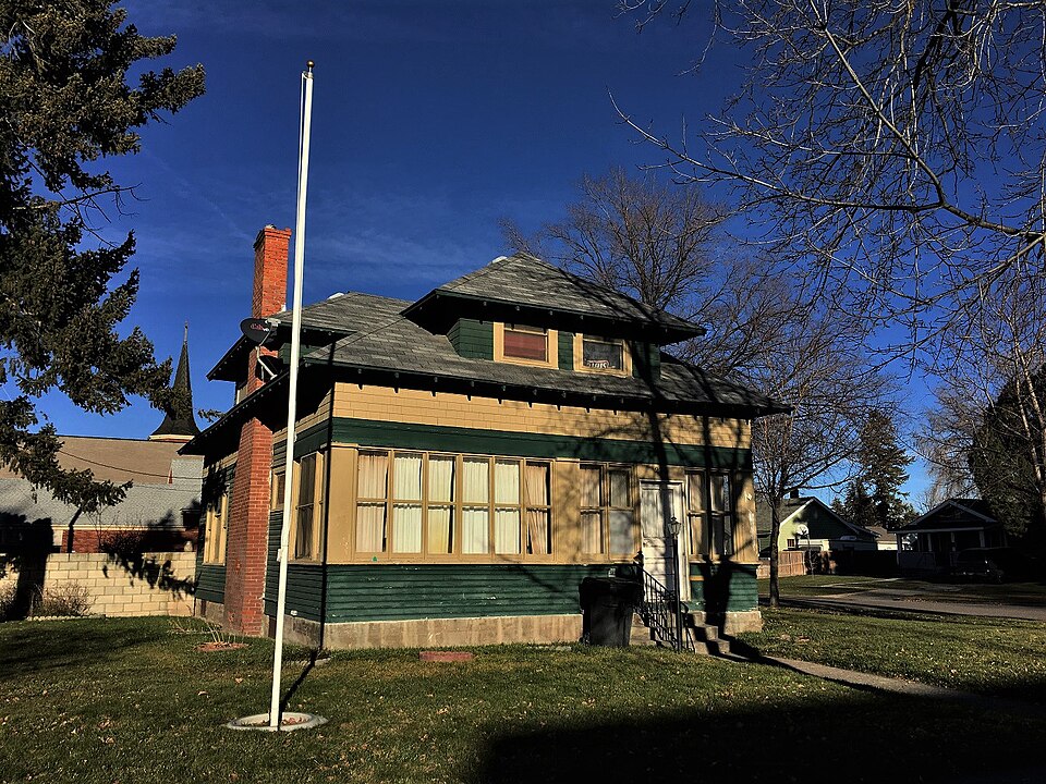 Photograph of Richard and Winnie Warwas House