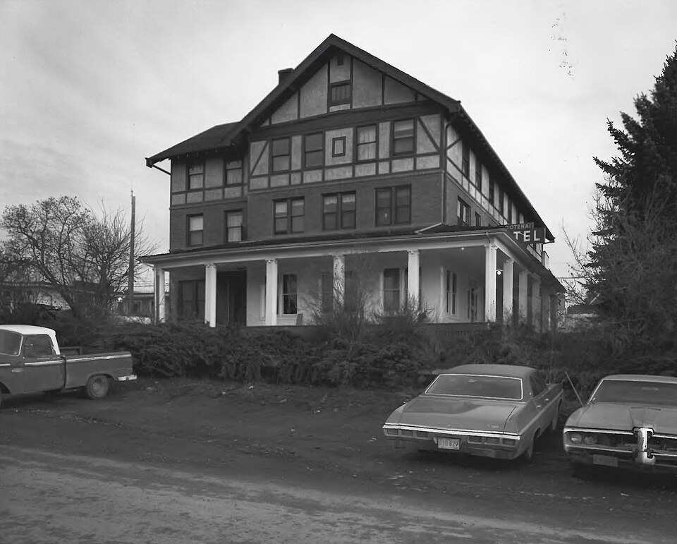 Photograph of Kootenai Inn
