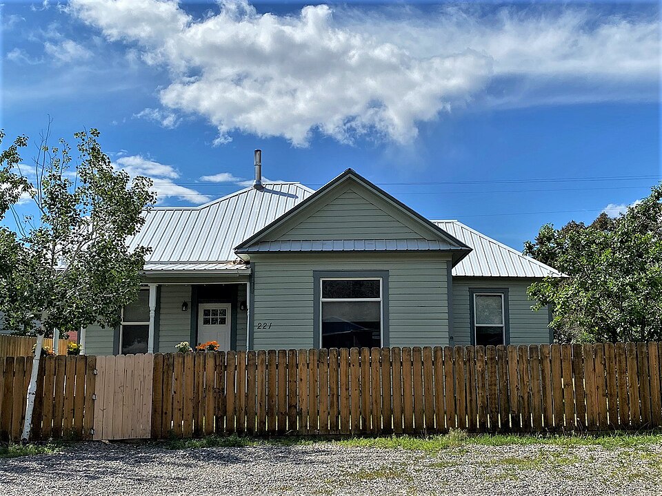 Photograph of Building at 247 Pleasant Avenue