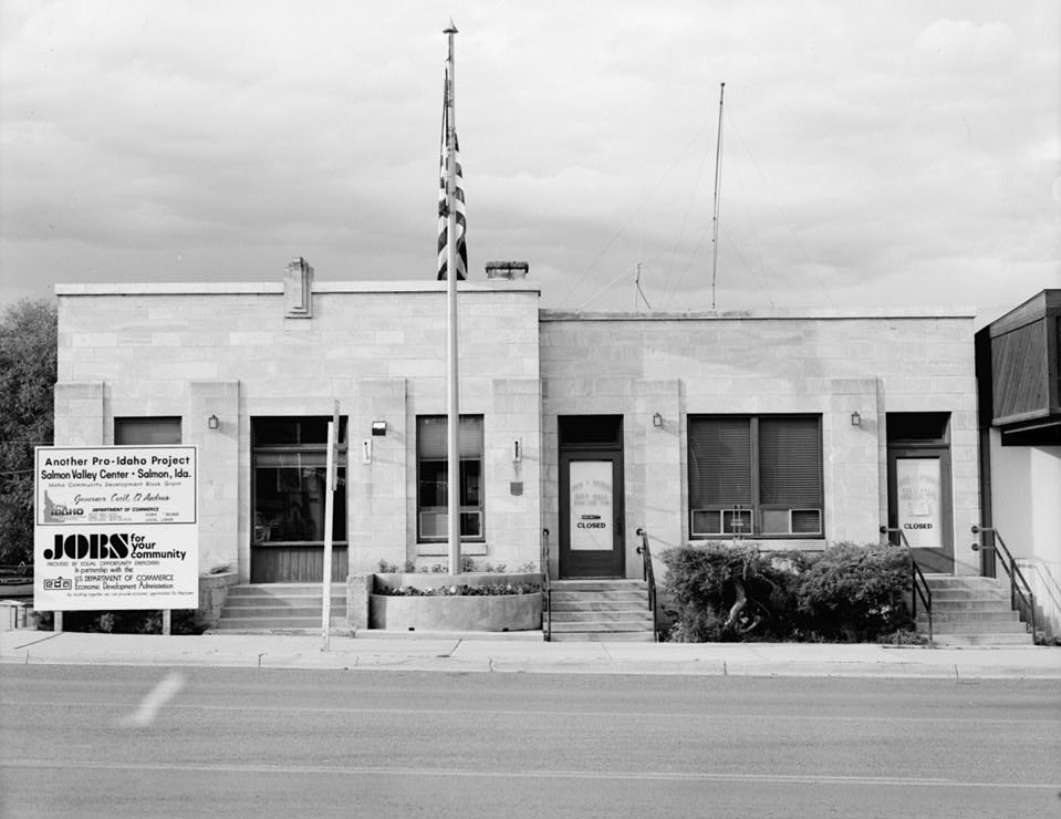 Photograph of Salmon City Hall and Library