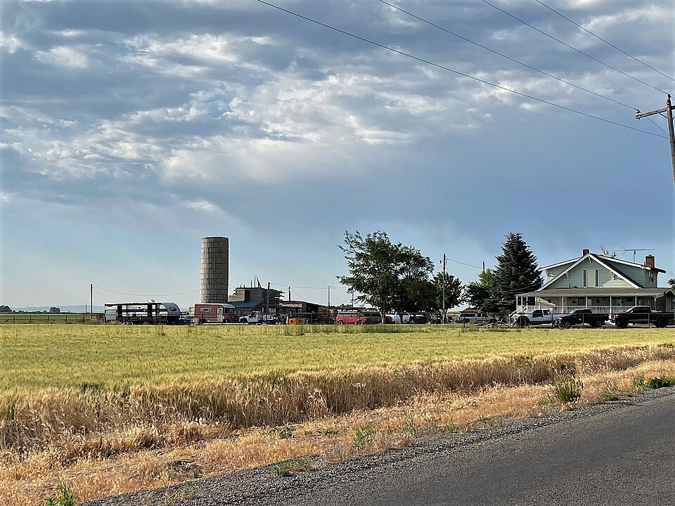 Photograph of Art and Frieda Maxwell Barn