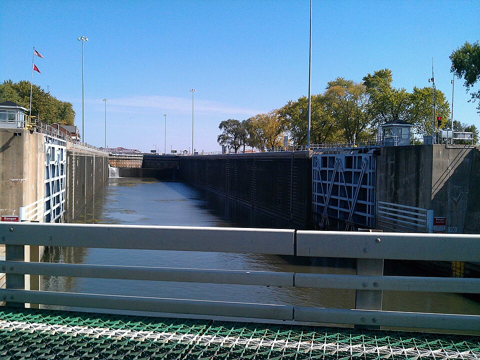 Photograph of Brandon Road Lock and Dam