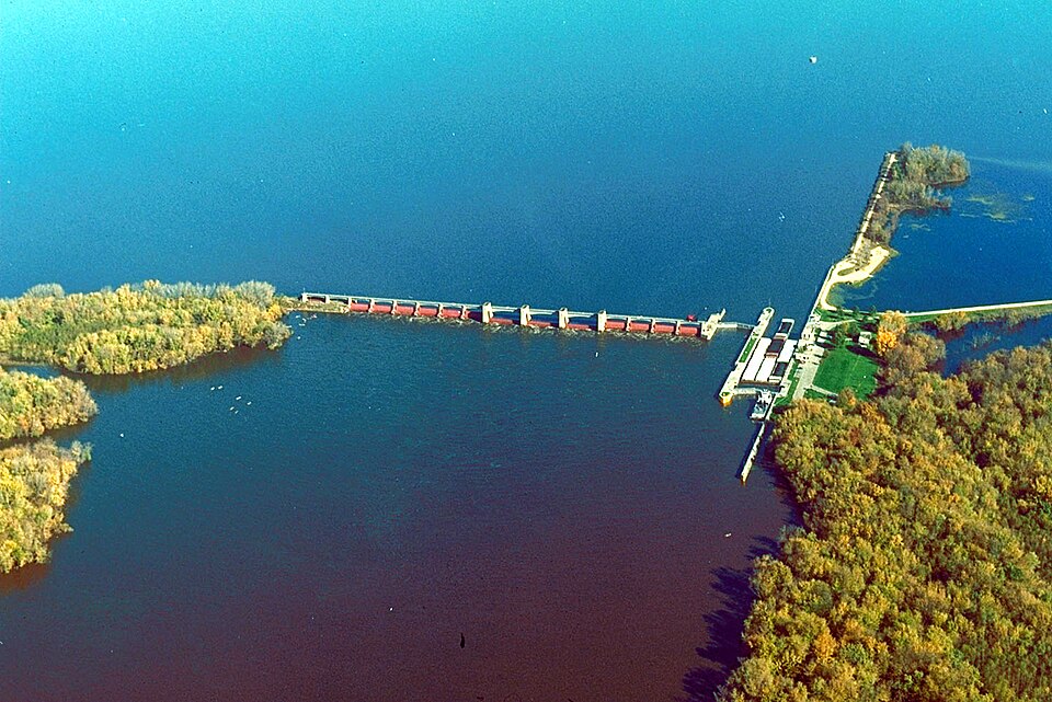 Photograph of Lock and Dam No. 13