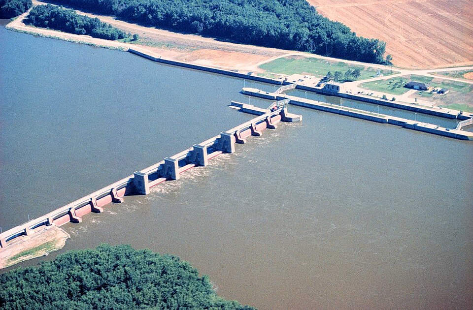 Photograph of Lock and Dam No. 17