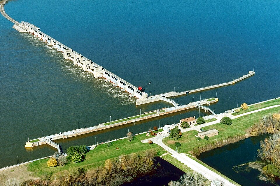 Photograph of Lock and Dam No. 18