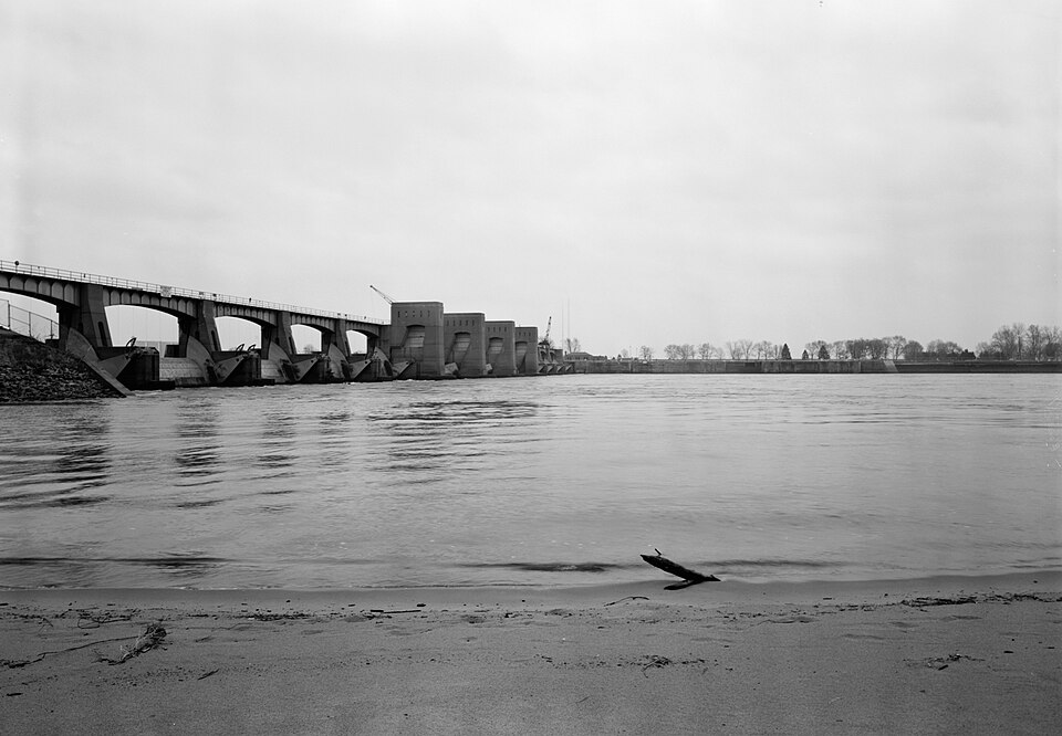 Photograph of Lock and Dam No. 21