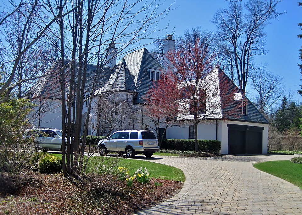 Photograph of House at 380 Chiltern Drive