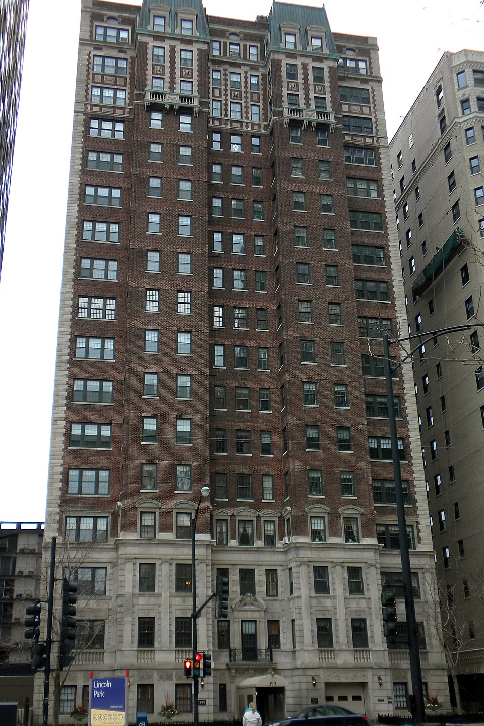 Photograph of Building at 399 West Fullerton Parkway