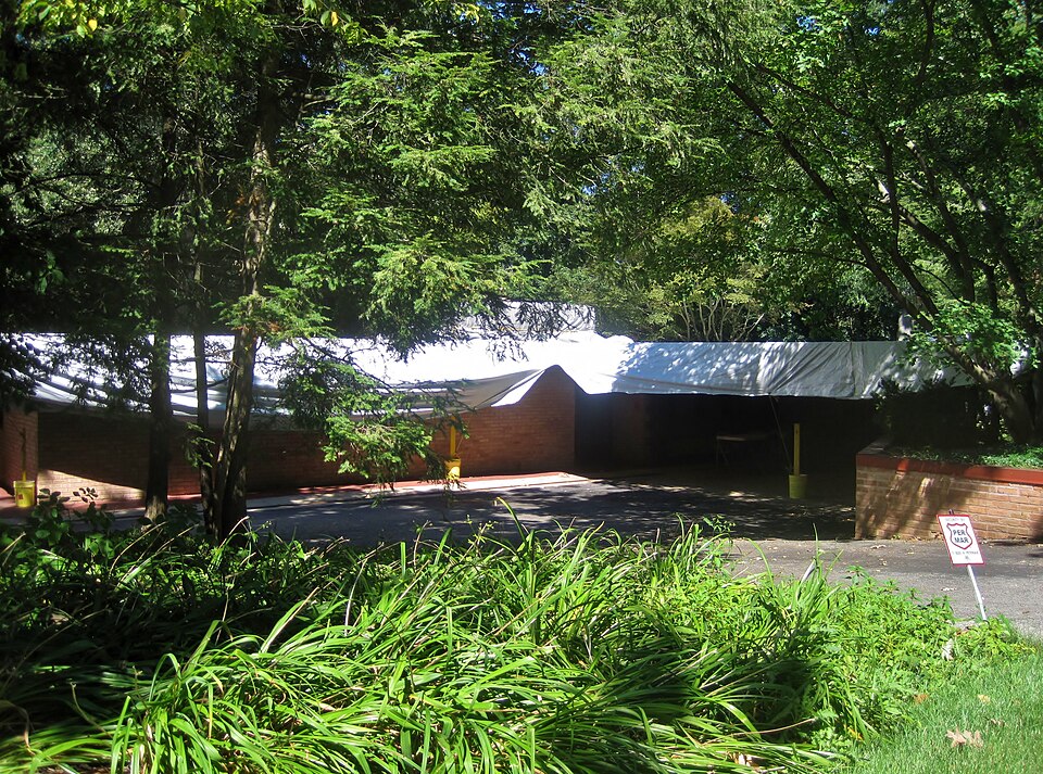 Photograph of Kenneth and Phyllis Laurent House