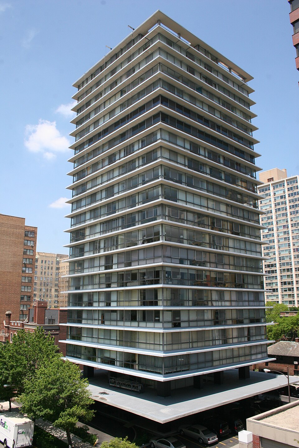 Photograph of Building at 320 West Oakdale Avenue