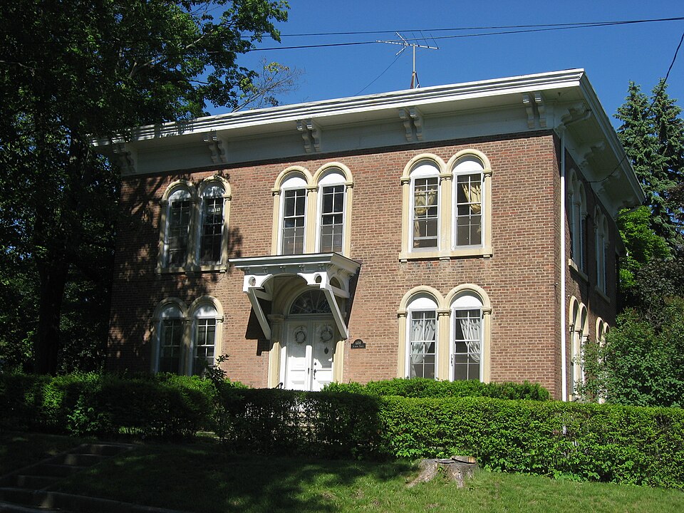 Photograph of Conrad and Catherine Bloch House