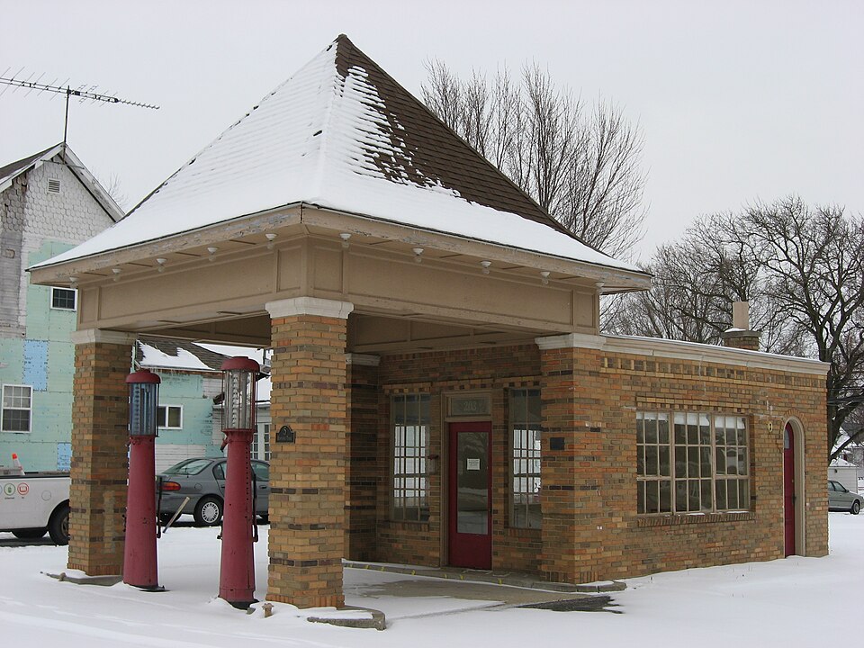 Photograph of Hy-Red Gasoline Station