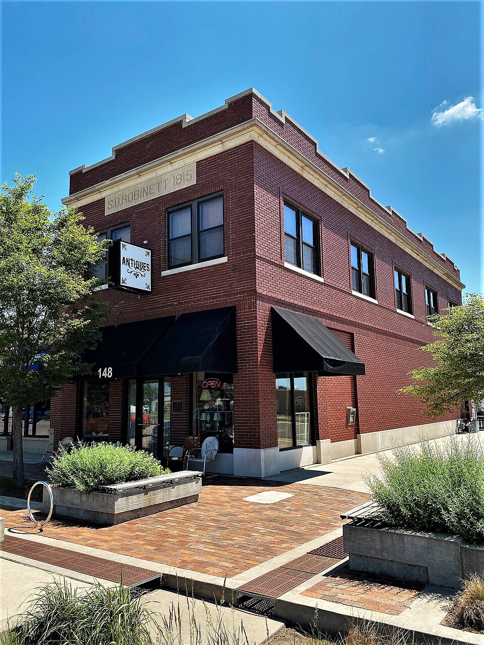 Photograph of S.D. Robinett Building