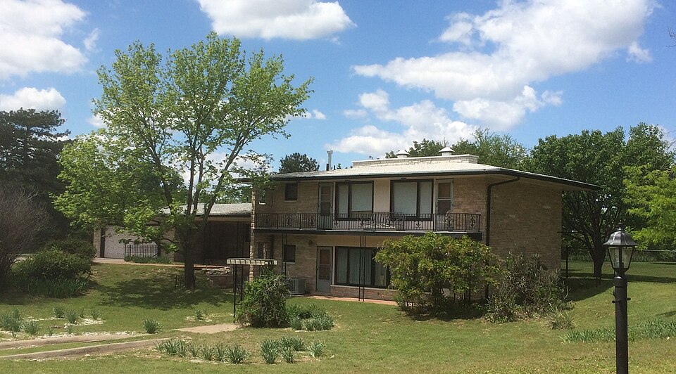 Photograph of Elizabeth McLean House