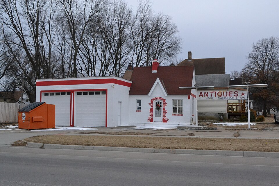Photograph of Hughes Conoco Service Station