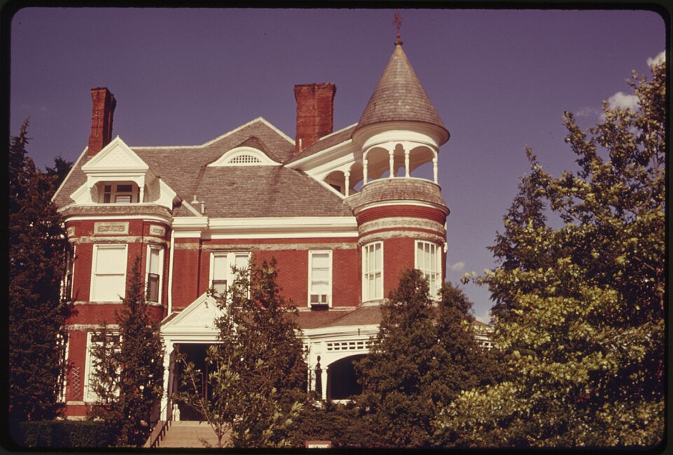 Photograph of H. E. Muchnic House