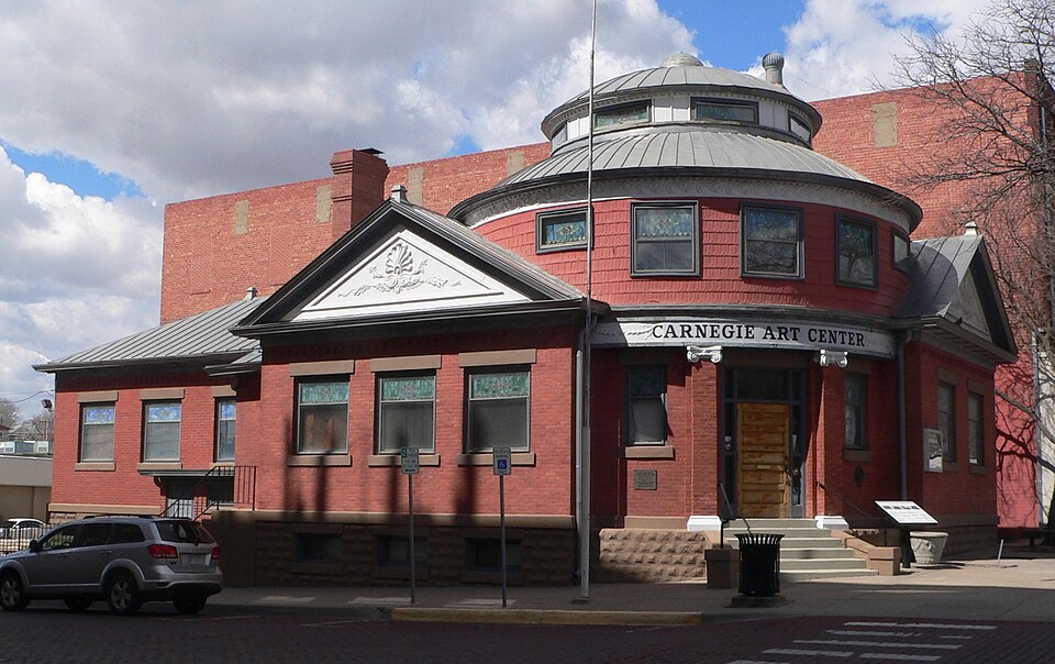 Photograph of Dodge City Public Library building
