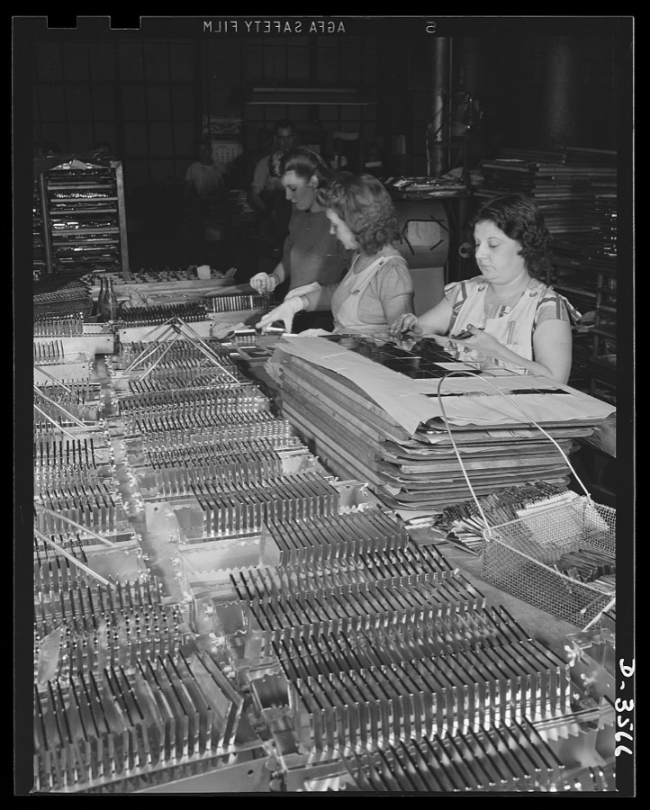 Conversion. Watch cases to war production. Luxury production gives way to war Production. Preparing the last batch of ladies' compacts for the plating room in a large Kentucky plant now converted to the manufacture of machine gun and carbine parts, bomb fuse baffles, compass cases and other essentials for war. Wadsworth Watch Company, Louisville, Kentucky